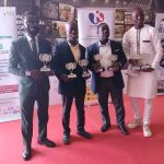 Aka et les autres journalistes remportant des prix