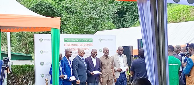 Remise d’équipements aux médias : véhicules, motos, ordinateurs, subventions pour une bonne couverture médiatique