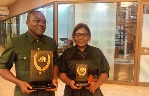 Prix Ebony 2025 : La Radio catholique est fière à travers ces 2 journalistes Justin Assalé et Solange Ablan Silué portent fièrement leurs trophées/Ph Credo