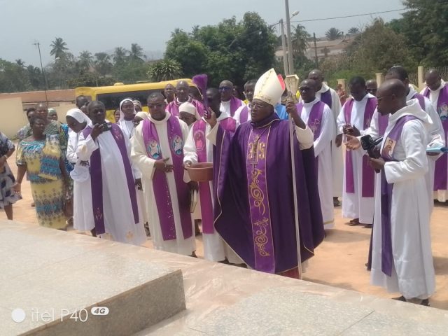 Mgr Aké benissant la tombe