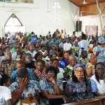 Des fidèles à l&rsquo;église père jubilaire