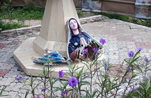 Profanation de la statue de Ste Bernadette : Une musulmane s’engage à réparer l’objet saint détruit